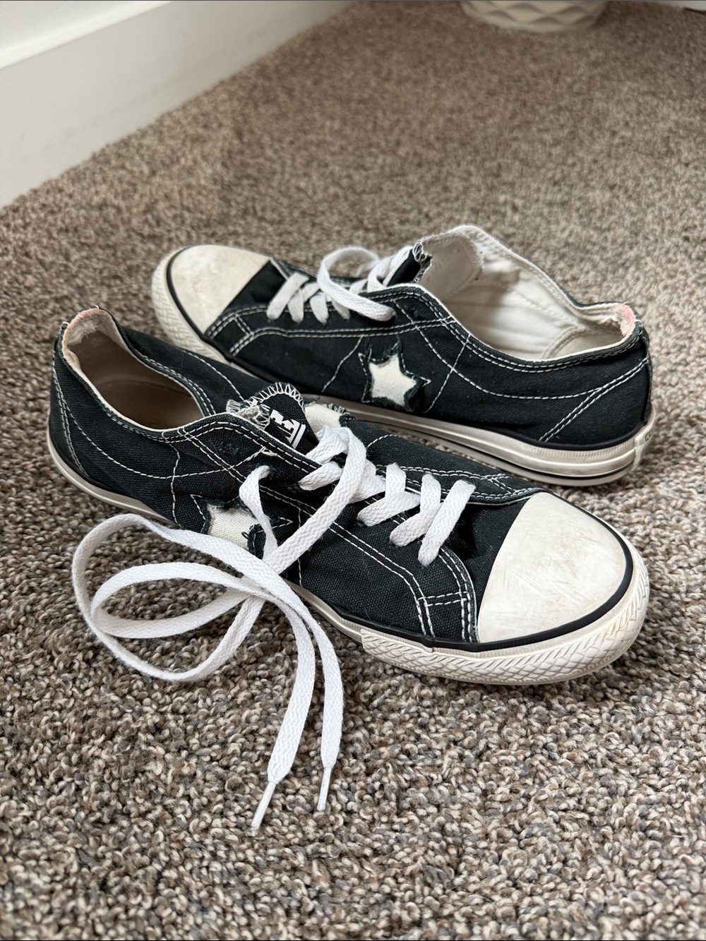 CONVERSE size 8 black chuck low top